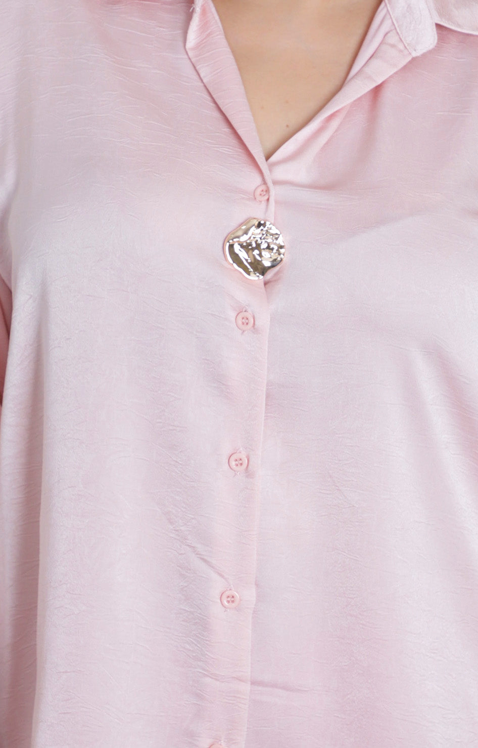Blusa satinada con botón dorado