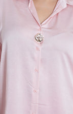 Blusa satinada con botón dorado