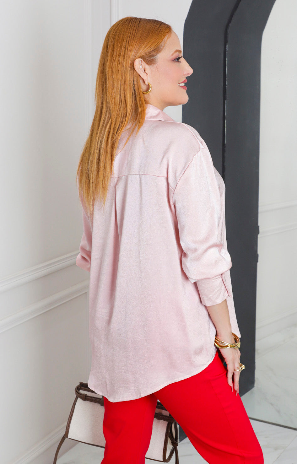 Blusa satinada con botón dorado