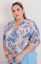 Blusa azul estampada