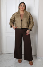 Chamarra beige corta de doble botonadura