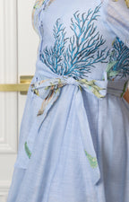 Vestido azul largo con estampado floral