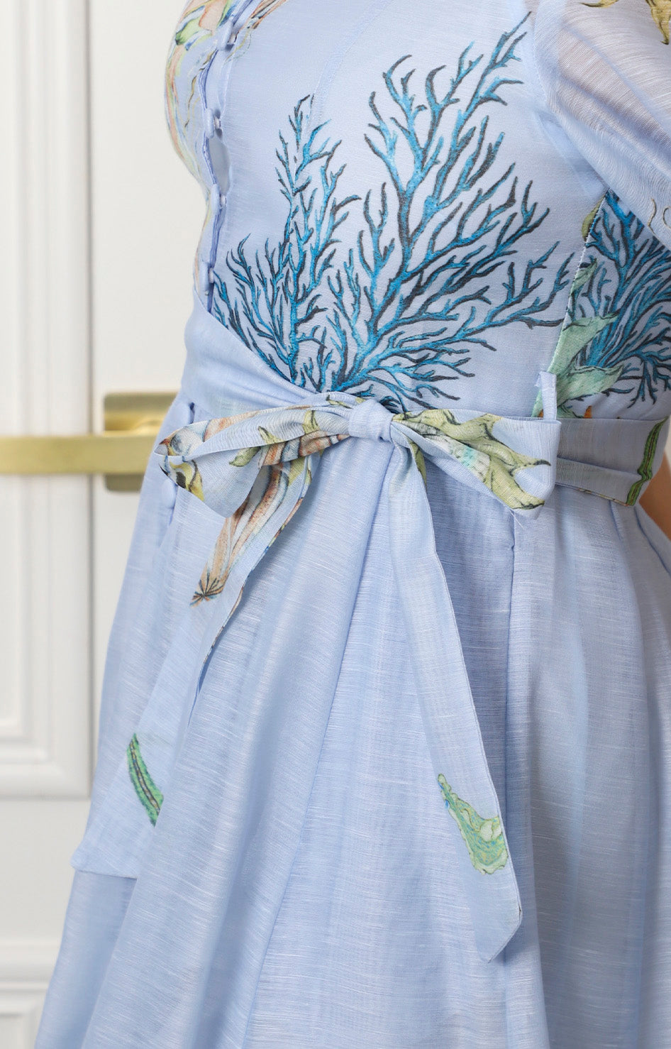 Vestido azul largo con estampado floral