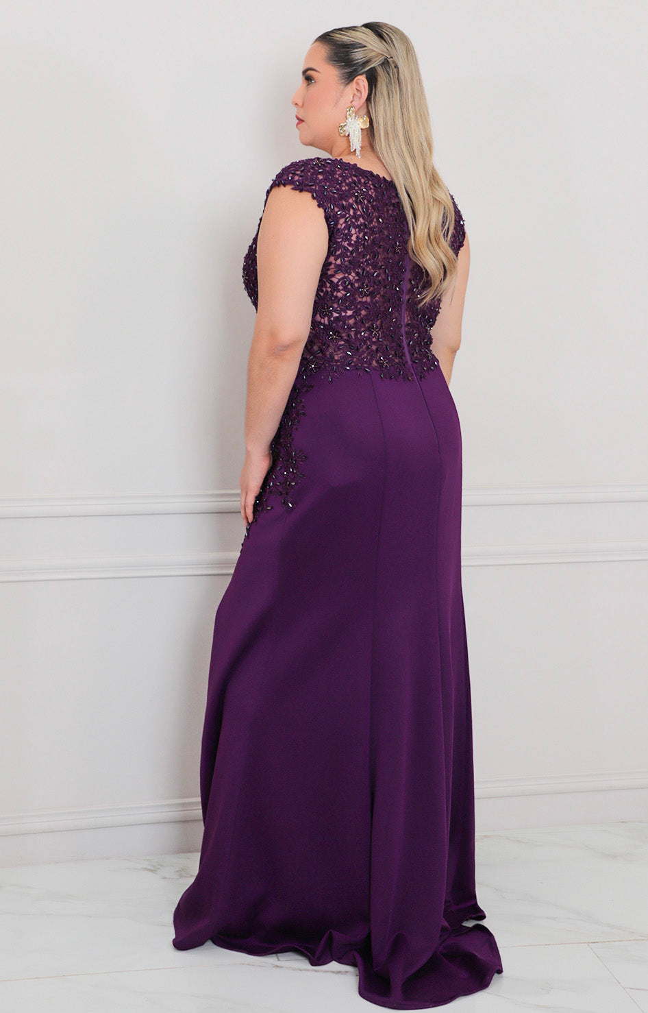 Vestido con pedrería y apertura