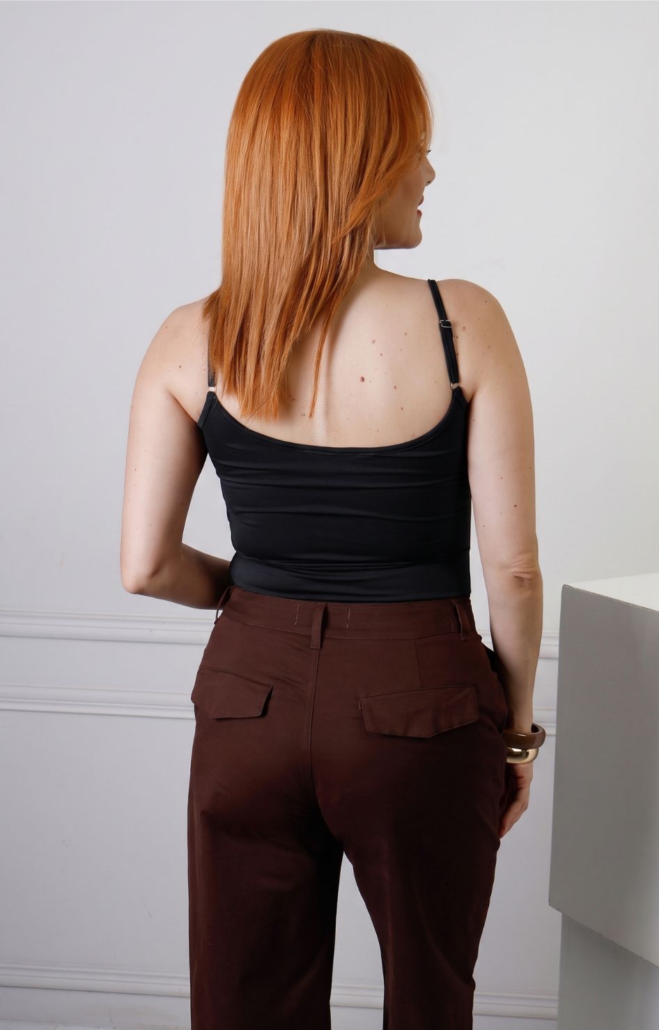 Blusa de tirantes básica de Boutiquemirel, camiseta sin mangas de estilo casual en color neutro, vista frontal.