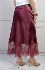 Falda larga regular de encaje en color nude, diseñada por Boutiquemirel, con detalles delicados y corte elegante.