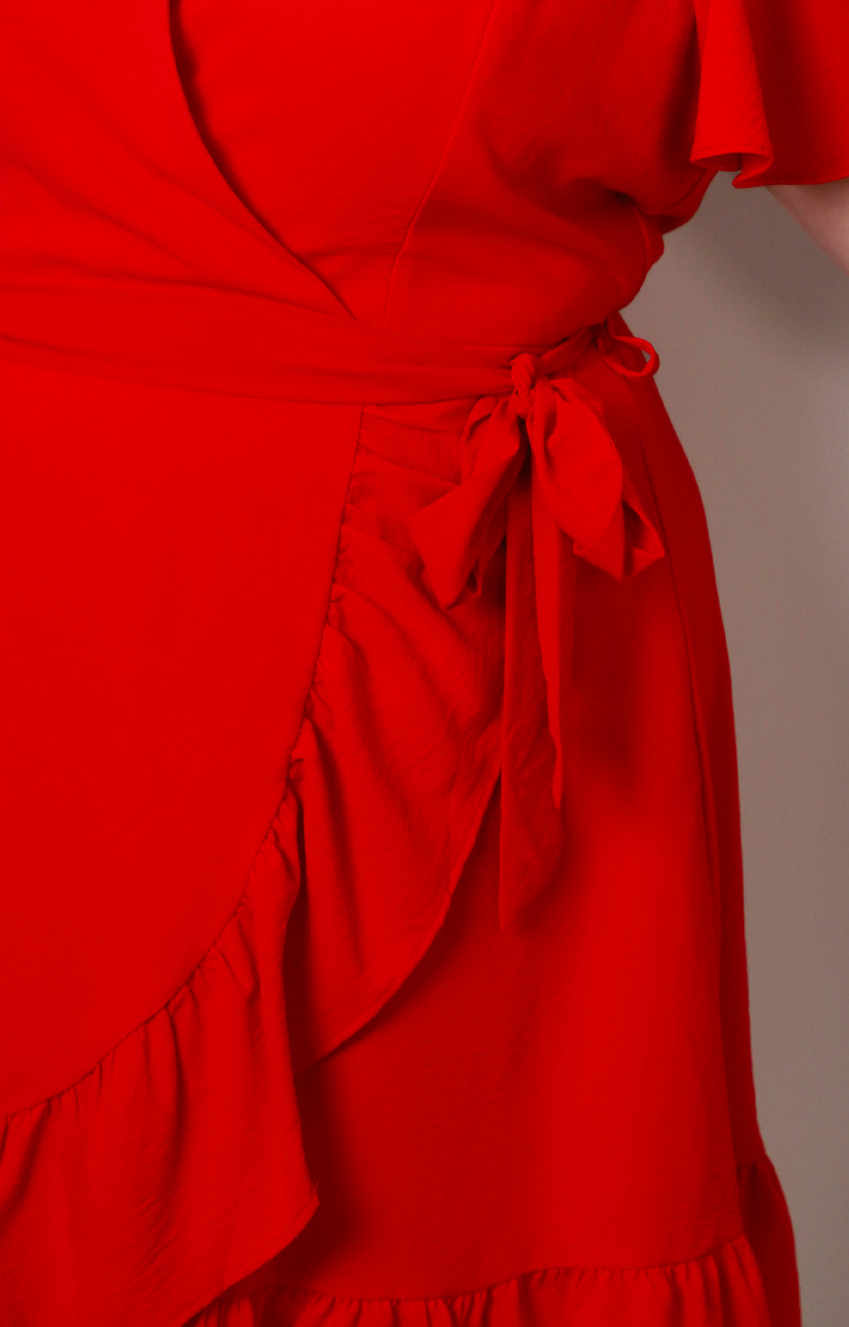 Vestido cruzado con escote en V y lazo