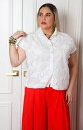 Blusa camisera blanca con encaje floral
