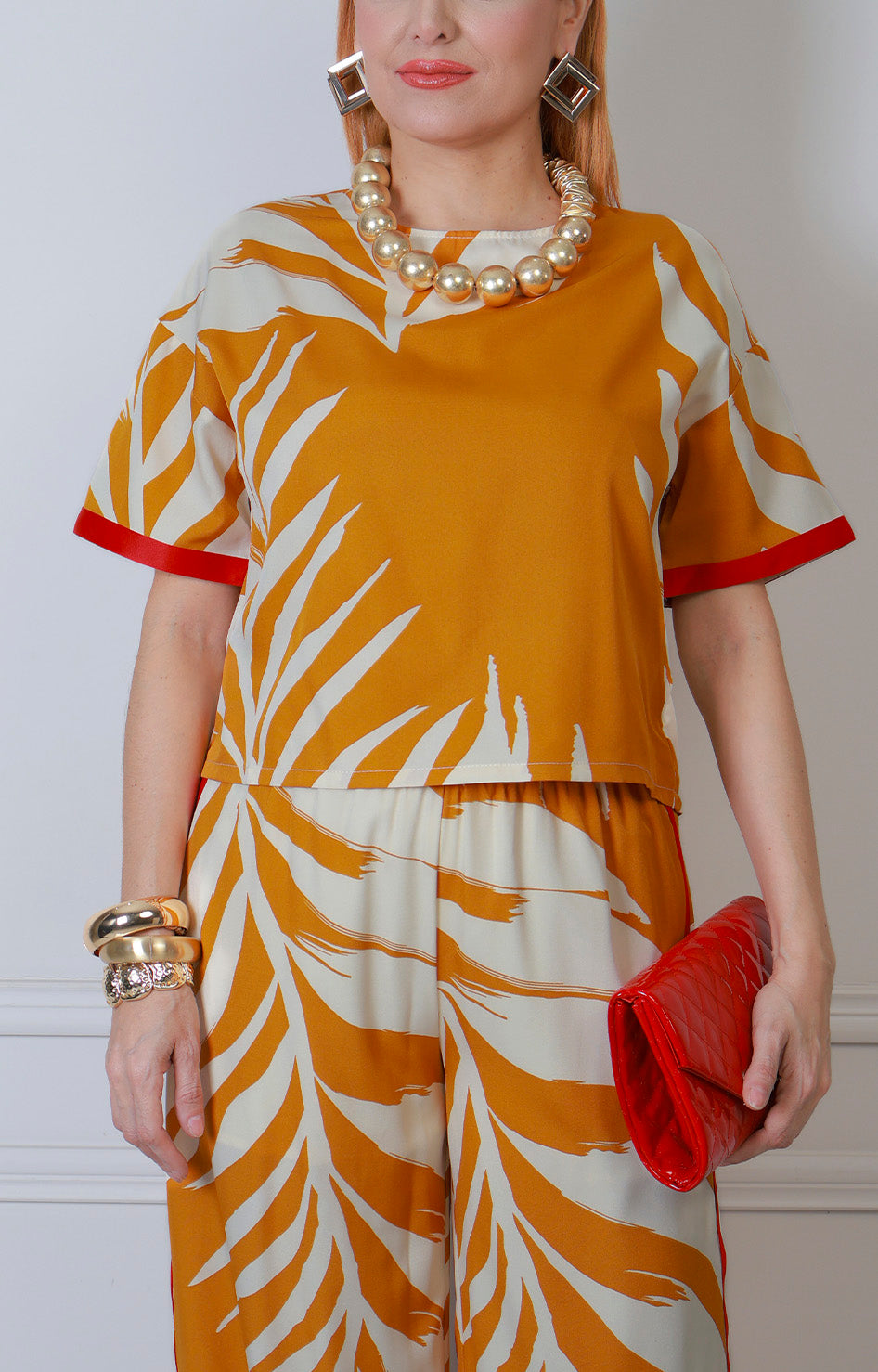 Conjunto regular Boutiquemirel estampado de hojas con detalles rojos