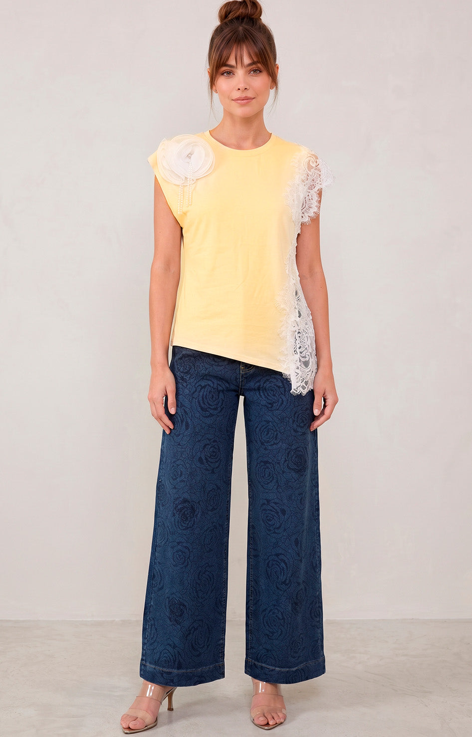 Blusa amarilla con encaje y flor 3D