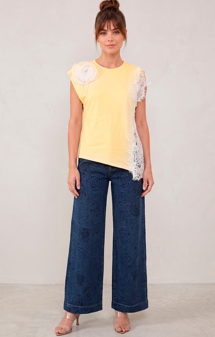 Blusa amarilla con encaje y flor 3D
