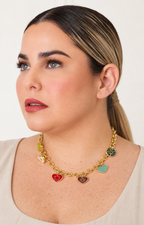 Collar de acero dorado con dijes de corazón