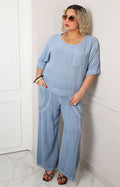 Conjunto azul con detalles bordados
