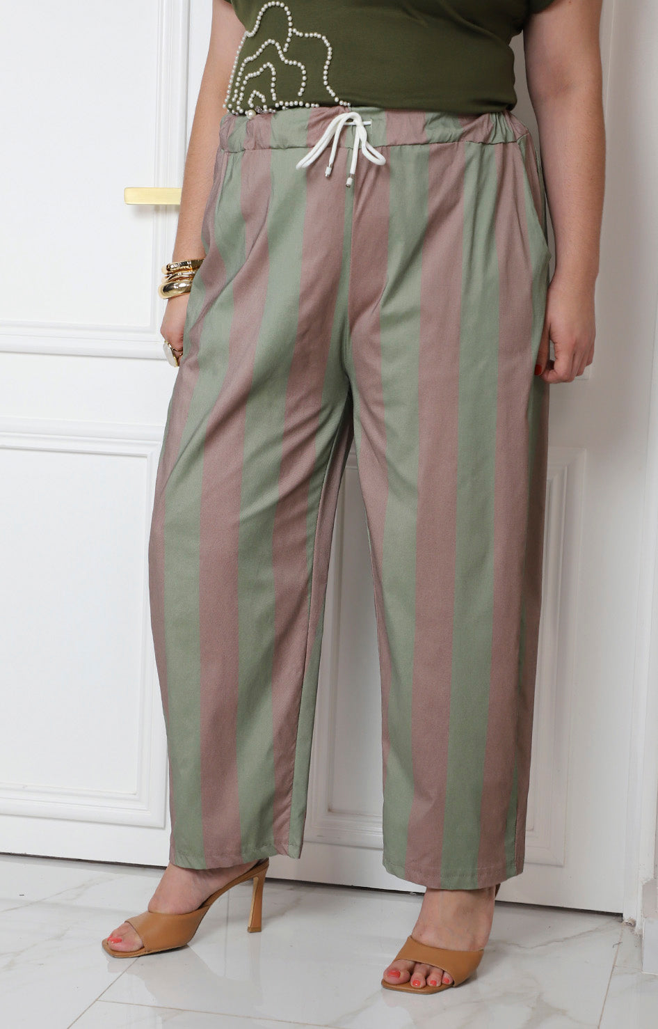 Pantalón jogger verde con rayas