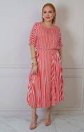 Conjunto a rayas rojas con blusa y falda asimétrica