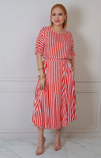Conjunto a rayas rojas con blusa y falda asimétrica