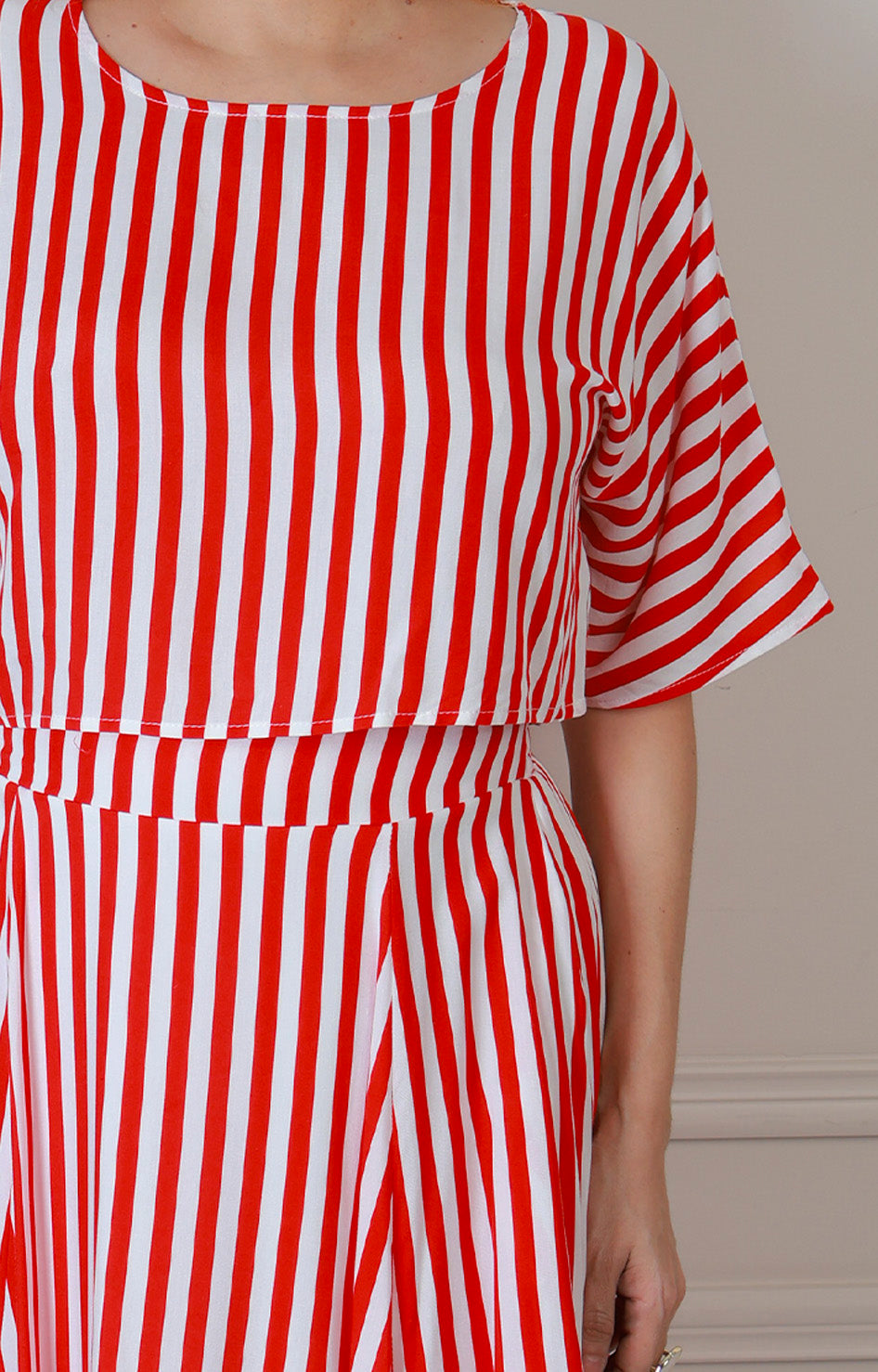 Conjunto a rayas rojas con blusa y falda asimétrica