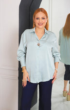 Blusa satinada con botón dorado