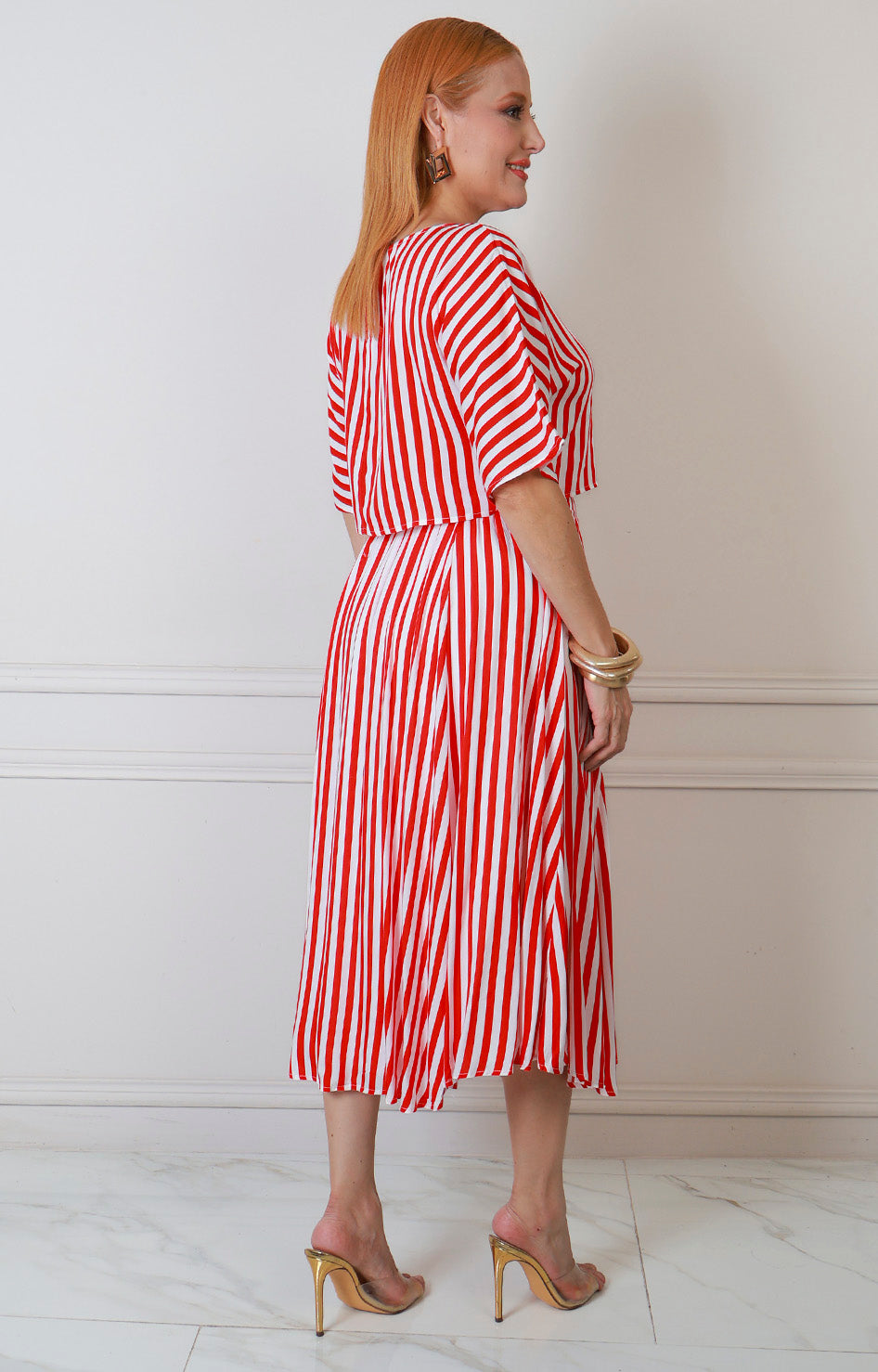 Conjunto a rayas rojas con blusa y falda asimétrica