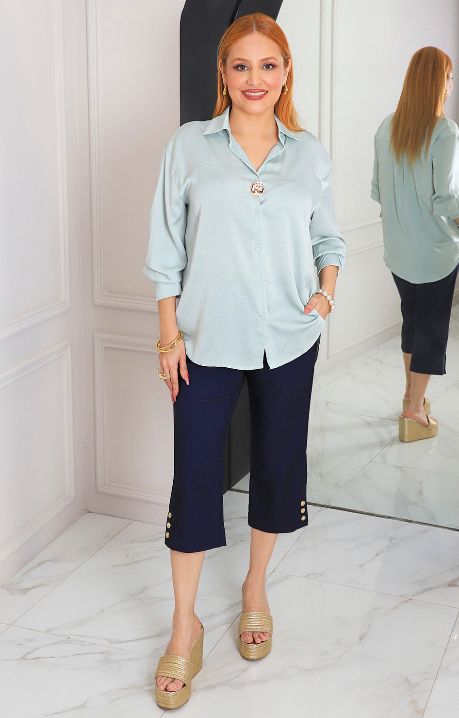 Blusa satinada con botón dorado