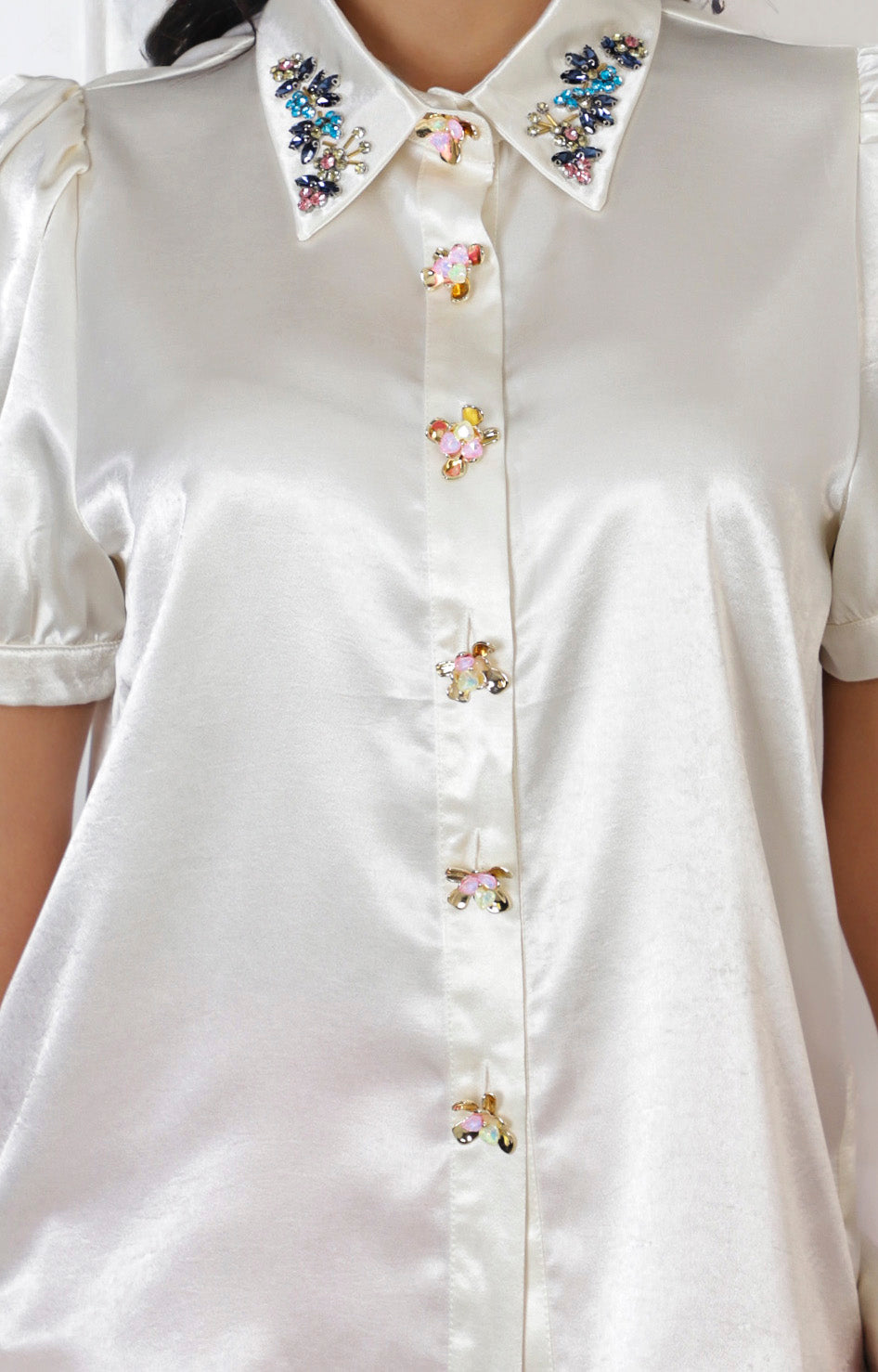 Blusa beige con aplicaciones