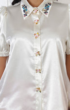 Blusa beige con aplicaciones