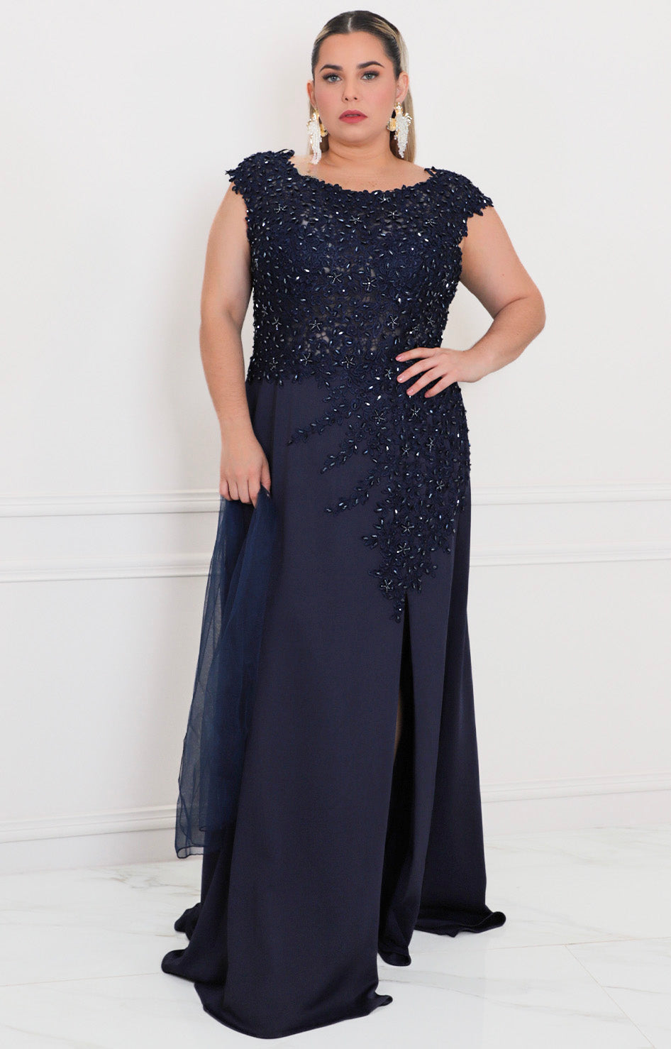 Vestido con pedrería y apertura