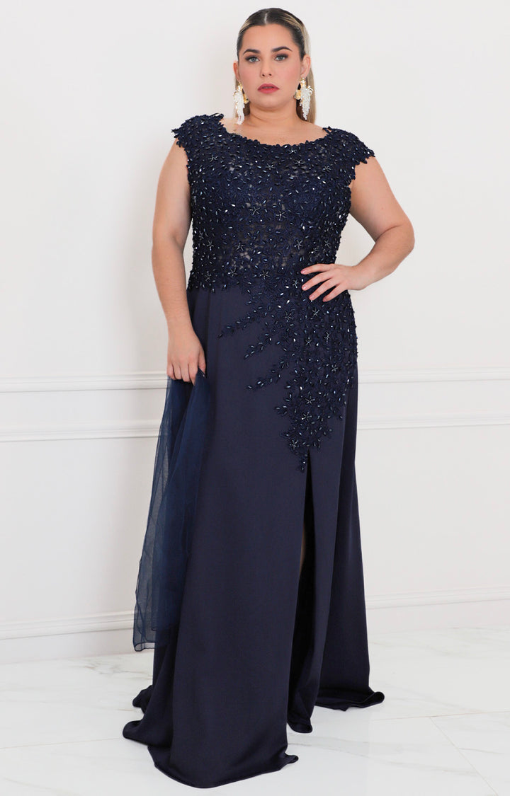 Vestido con pedrería y apertura