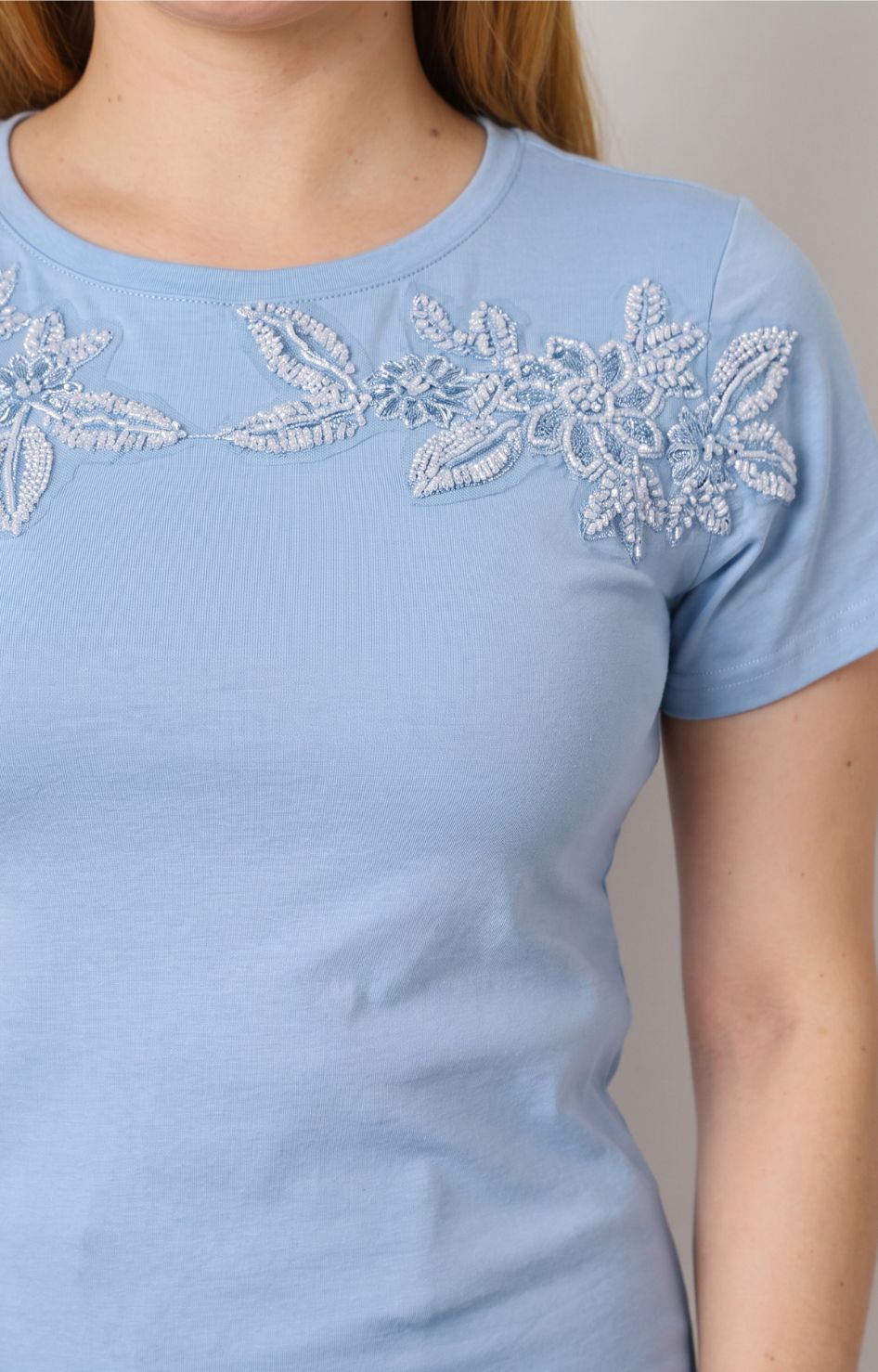 Blusa con bordado floral