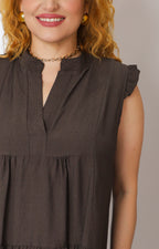 Vestido con cuello en V y olanes