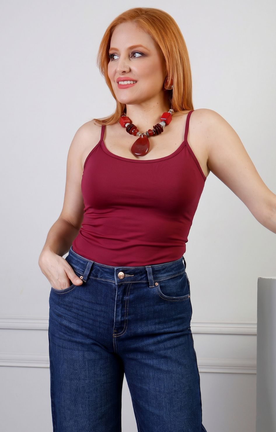 Blusa de tirantes básica de Boutiquemirel, estilo casual, en color neutro, mostrada en primer plano sobre fondo blanco