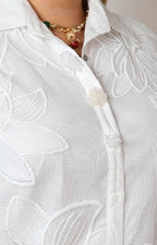 Blusa camisera blanca con encaje floral