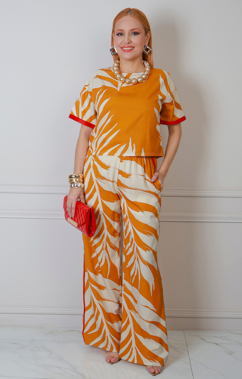 Conjunto regular Boutiquemirel estampado de hojas con detalles rojos