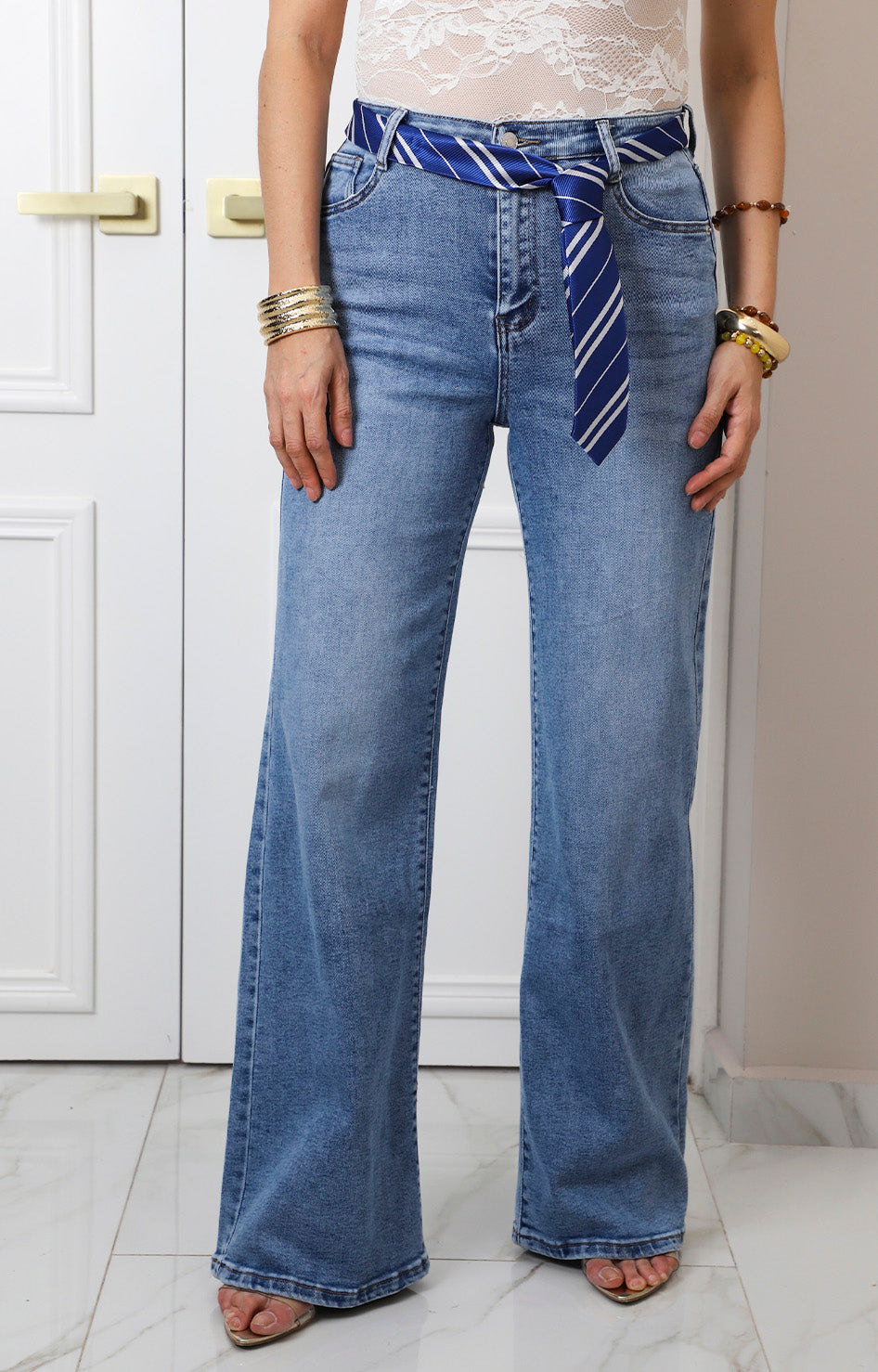Pantalón de mezclilla con corbata