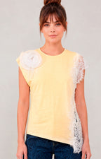 Blusa amarilla con encaje y flor 3D - BLUSAS REGULAR Boutiquemirel 