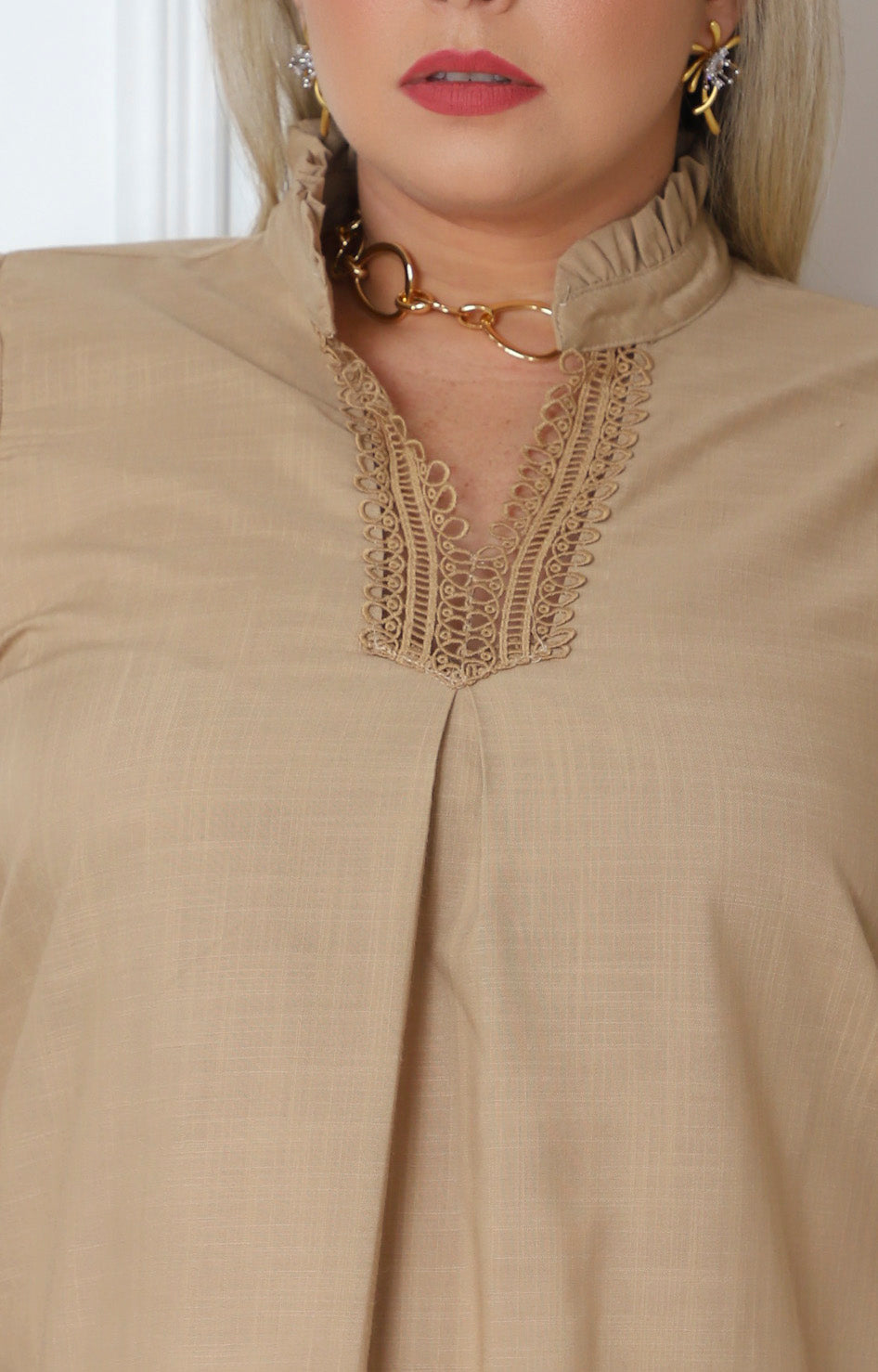 Blusa con encaje y mangas bordadas