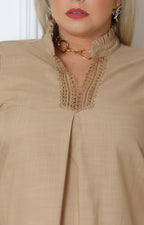 Blusa con encaje y mangas bordadas