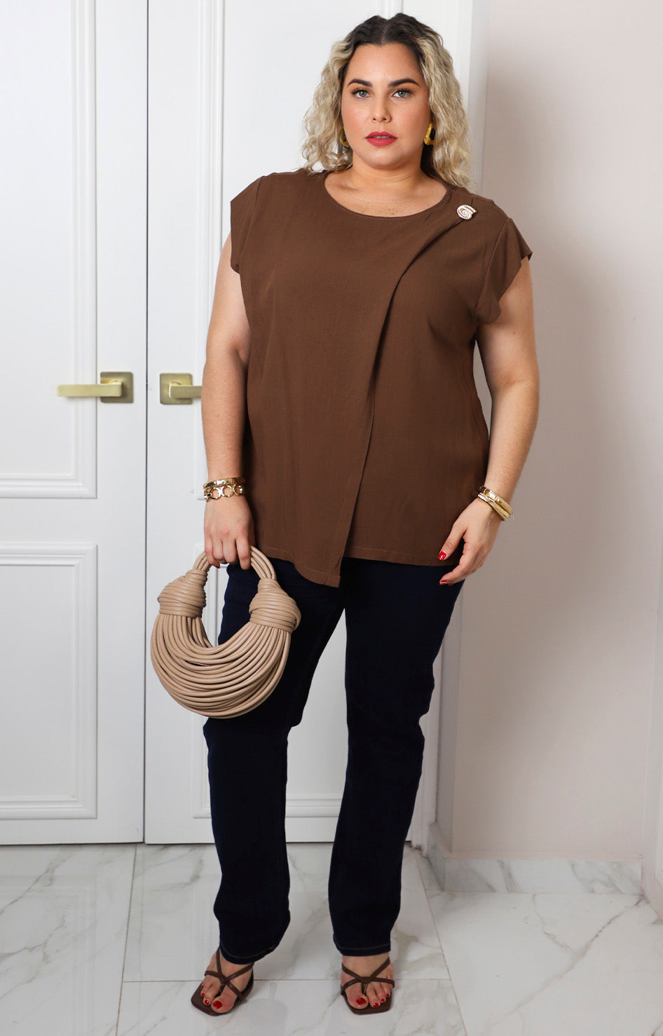 Blusa cruzada con detalle dorado