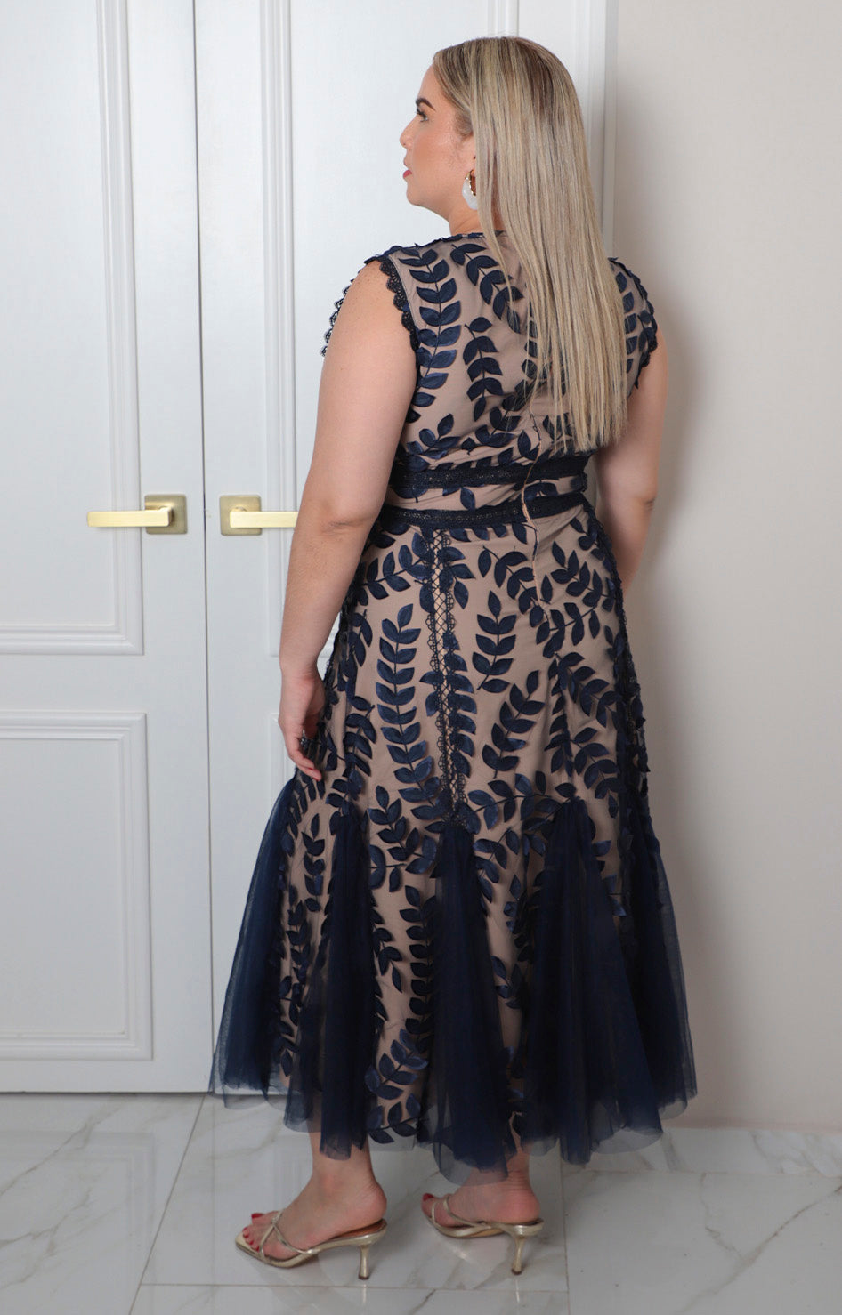 Vestido corto curvy Boutiquemirel con hojas bordadas en la parte superior y falda fluida.