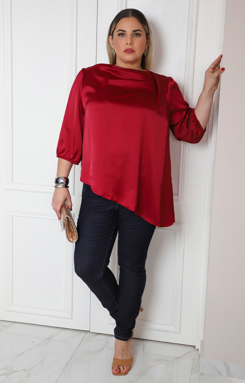 Blusa satinada con drapeado frontal y mangas globo