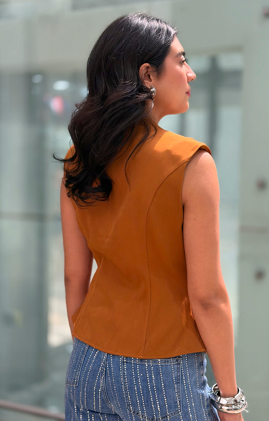 Blusa asimétrica con detalle dorado