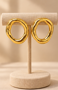 Aretes de acero Boutiquemirel en forma de argolla orgánica, diseño moderno y acabado metálico plateado