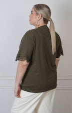 Blusa curva Boutiquemirel con detalles dorados y encaje en las mangas, diseño elegante y femenino.