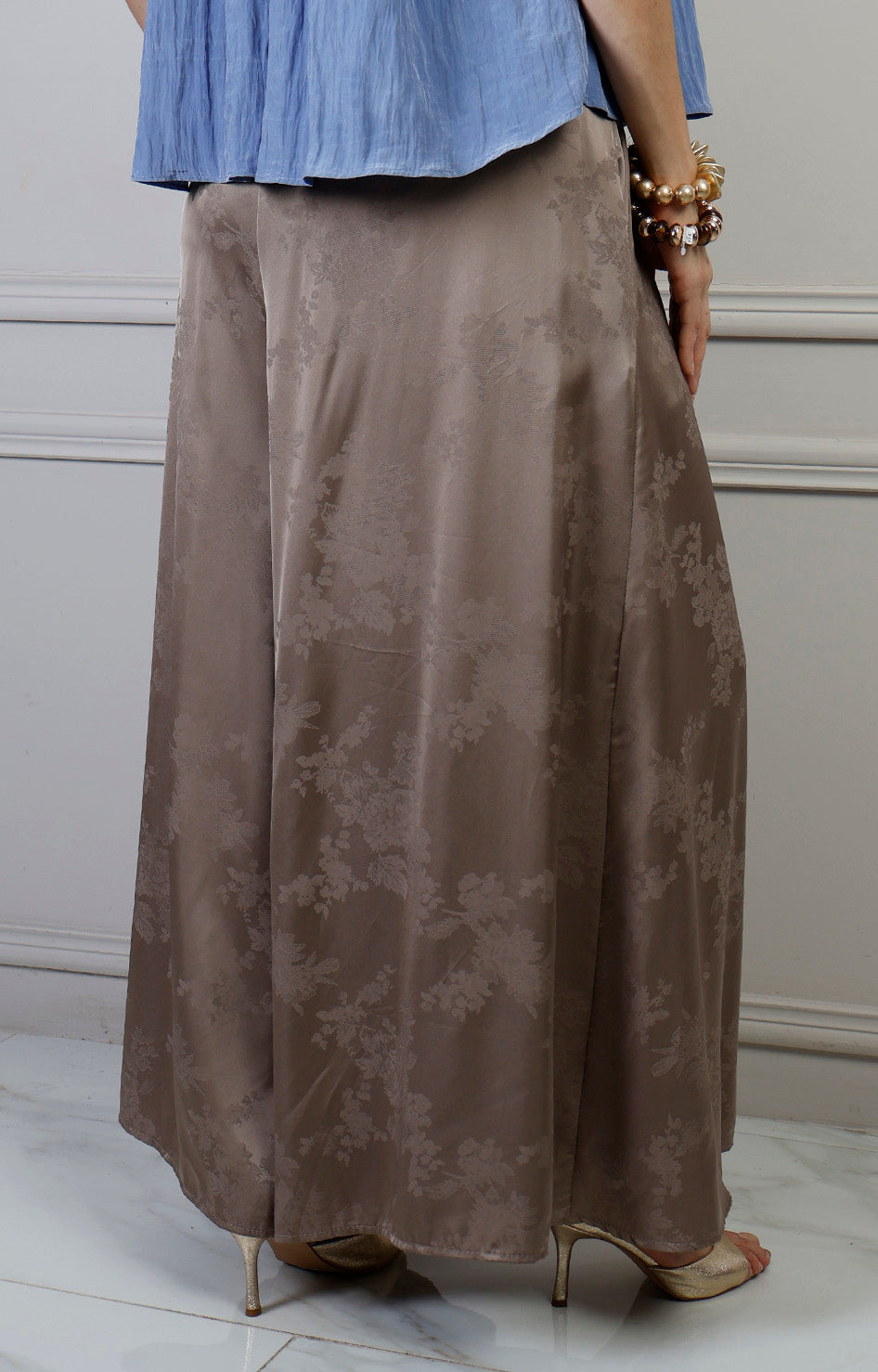 Pantalón regular satinado con estampado floral de Boutiquemirel