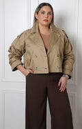 Chamarra beige corta de doble botonadura