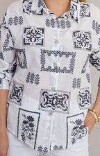 Blusa camisera con estampado de mosaico y aplicaciones