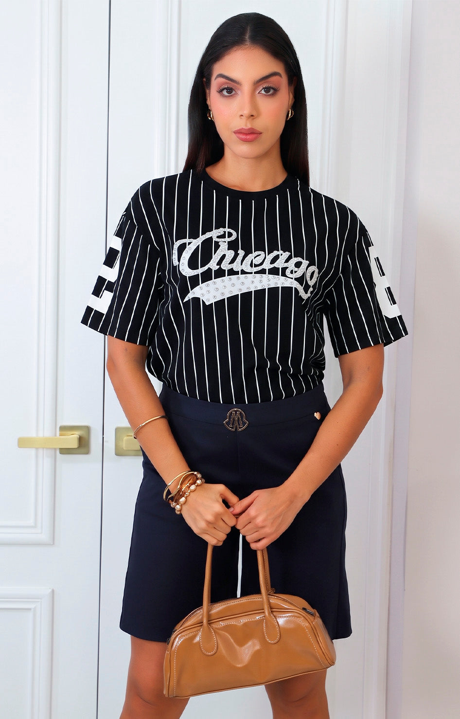 Blusa de rayas y aplicaciones de brillo