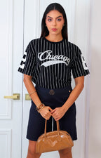 Blusa de rayas y aplicaciones de brillo