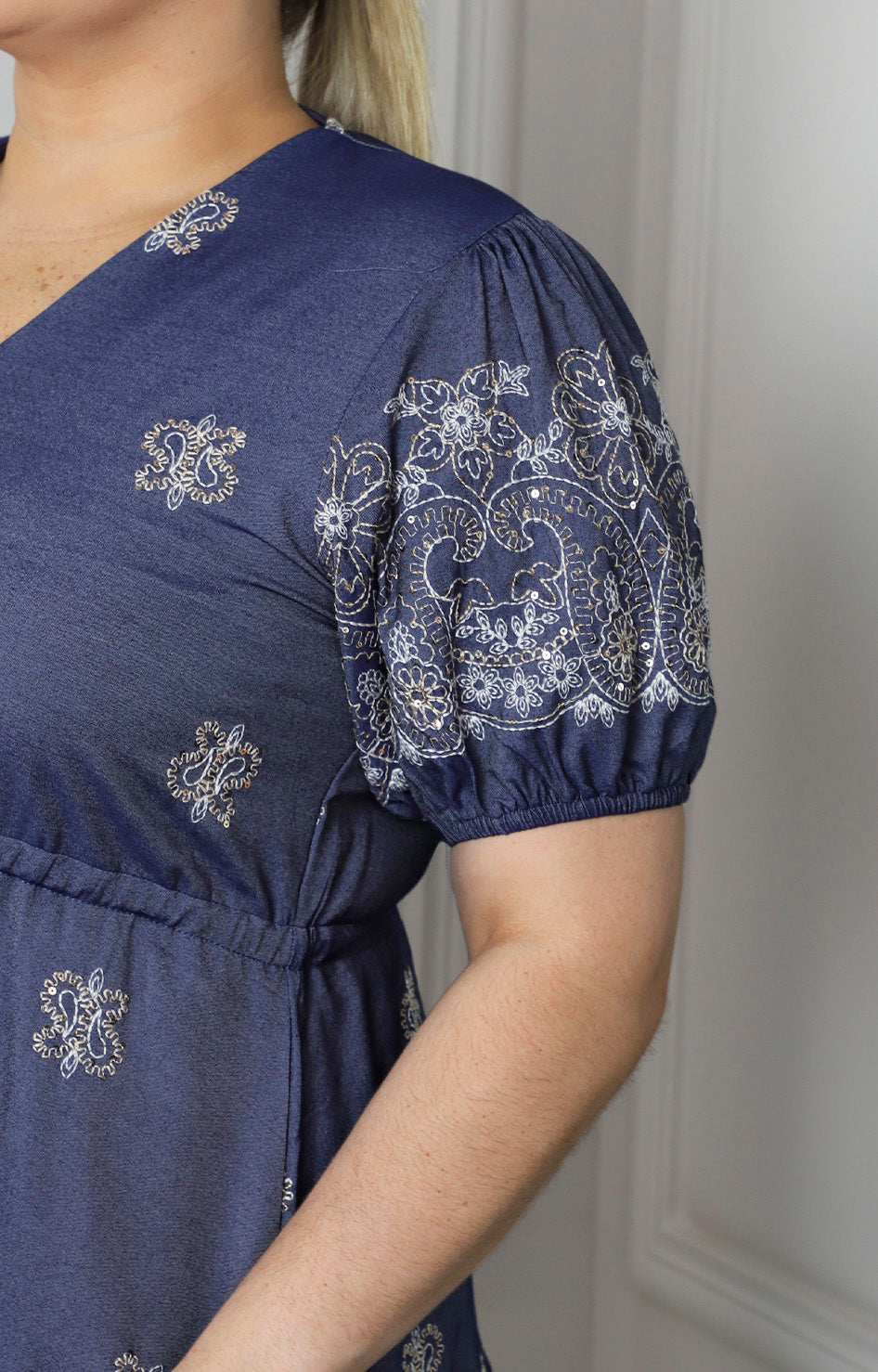 Vestido corto con bordados florales