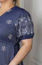 Vestido corto con bordados florales